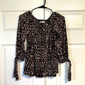𝅺michael Kors size S leopard print 3/4 length top